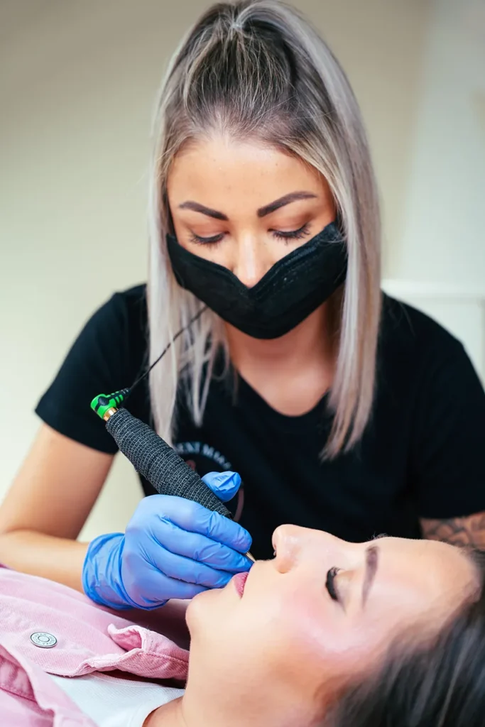 Permanent Make-Up Behandlung der Lippen durch Rosanna Reiter im Studio in Lienz – präzises Arbeiten mit Pigmentiergerät